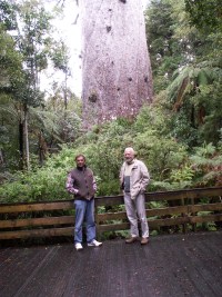 Tane Mahua Anadrew en Tjeerd voor de Kauri Tane Mahua