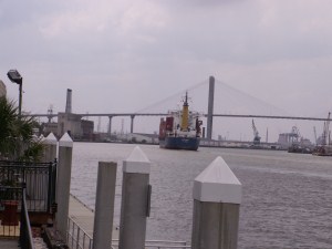containerschip nadert de brug El carguero pasa al justo por debajo del puente
